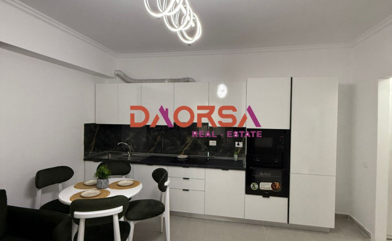Shitet apartament 1+1 me parkim te shkëmbi kavajes