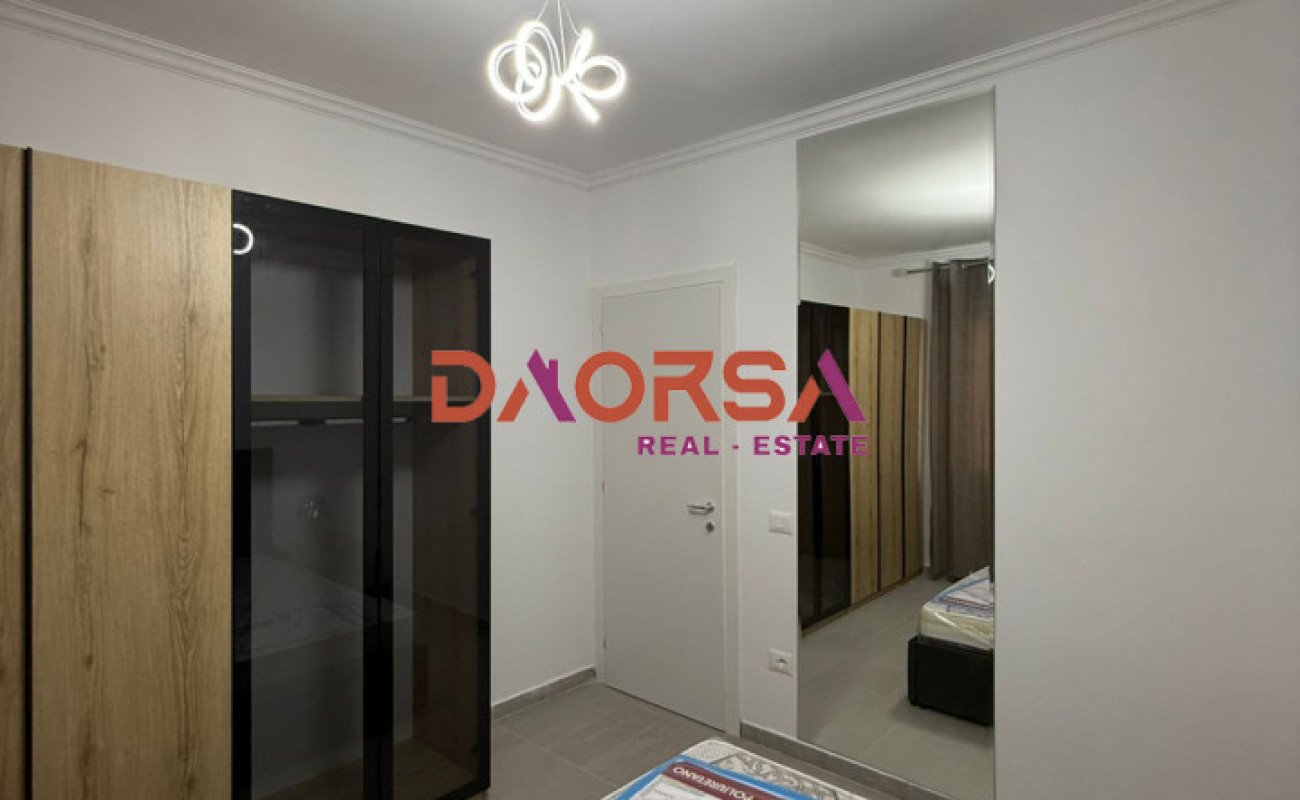 Shitet apartament 1+1 me parkim te shkëmbi kavajes