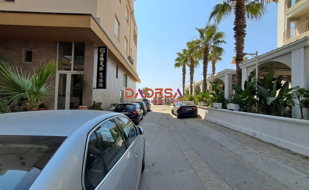 Shitet apartament 1+1 – Plazh, pranë hotel palace