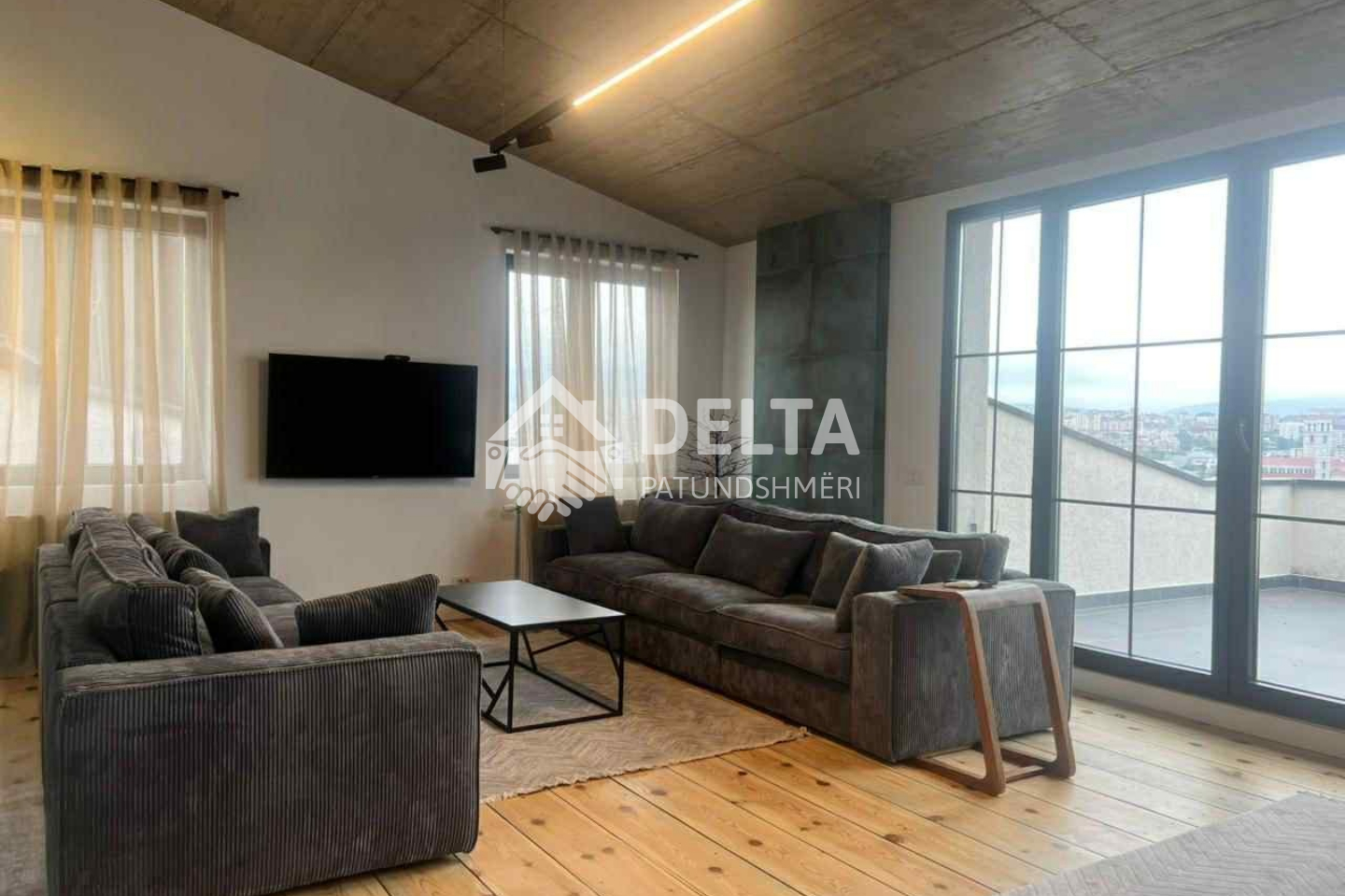 Super penthouse me qira në lagjën Arbëri