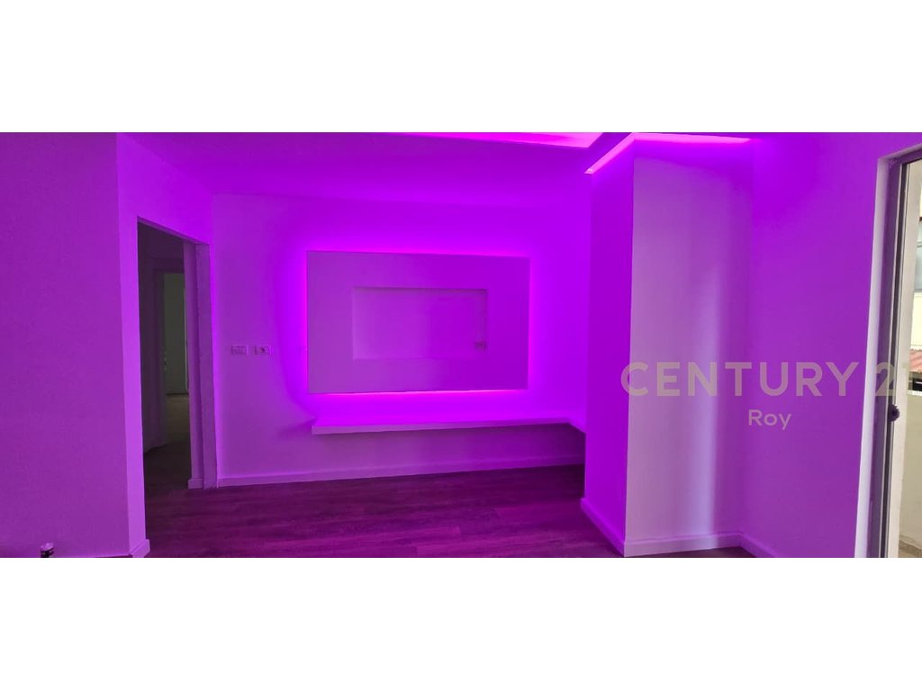 Shitet apartament 2+1 prane stacionit te trenit,durres!! (3)