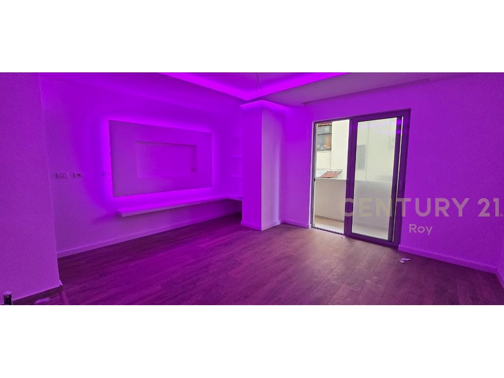 Shitet apartament 2+1 prane stacionit te trenit,durres!! (5)
