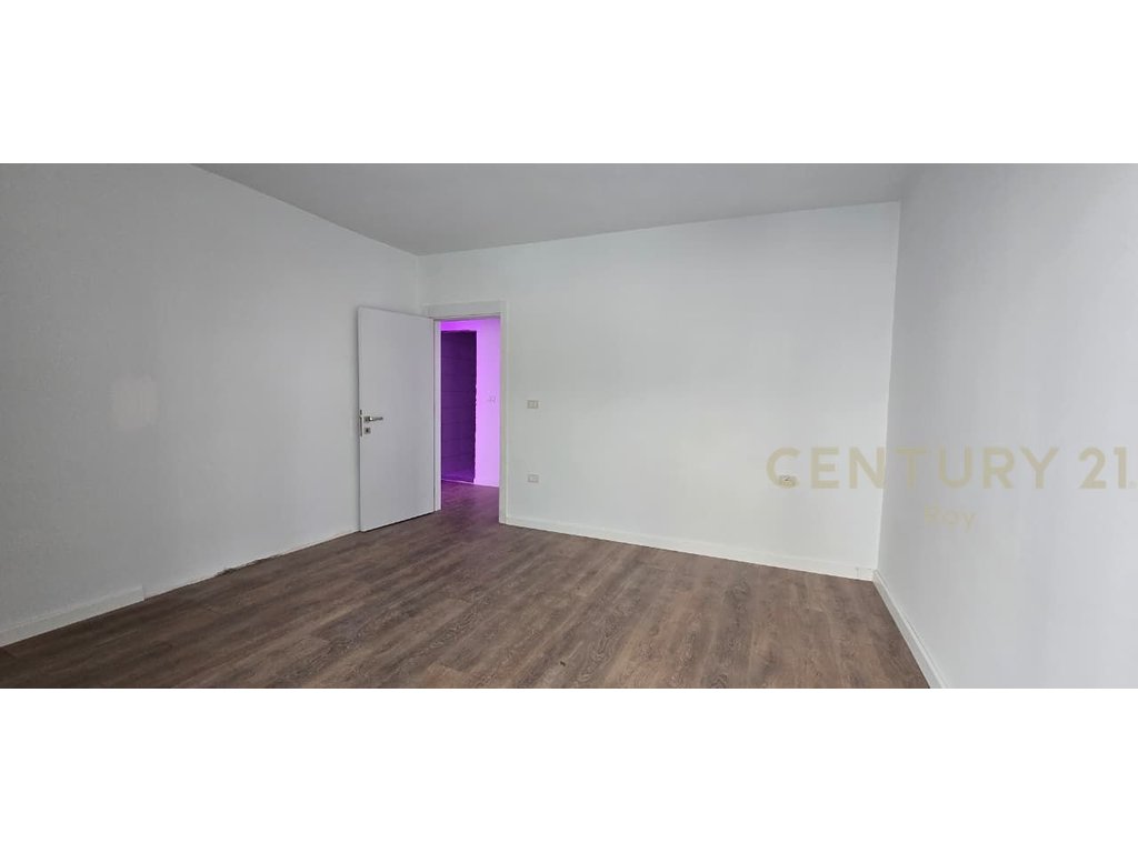 Shitet apartament 2+1 prane stacionit te trenit,durres!! (7)