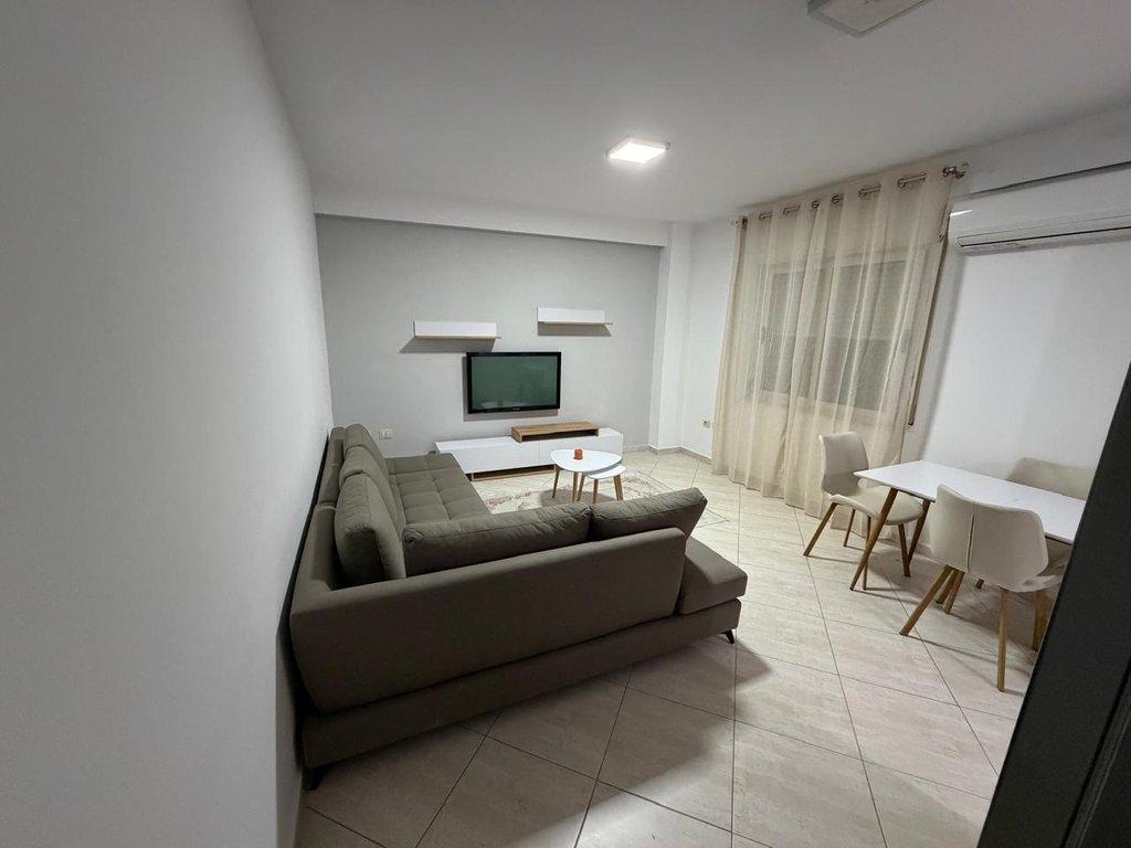 Affittiamo appartamento 2+1+2+garage in via jordan misja!
