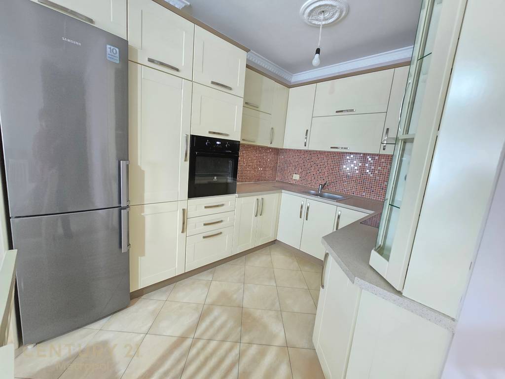 Affittiamo appartamento 2+1+2+garage in via jordan misja!