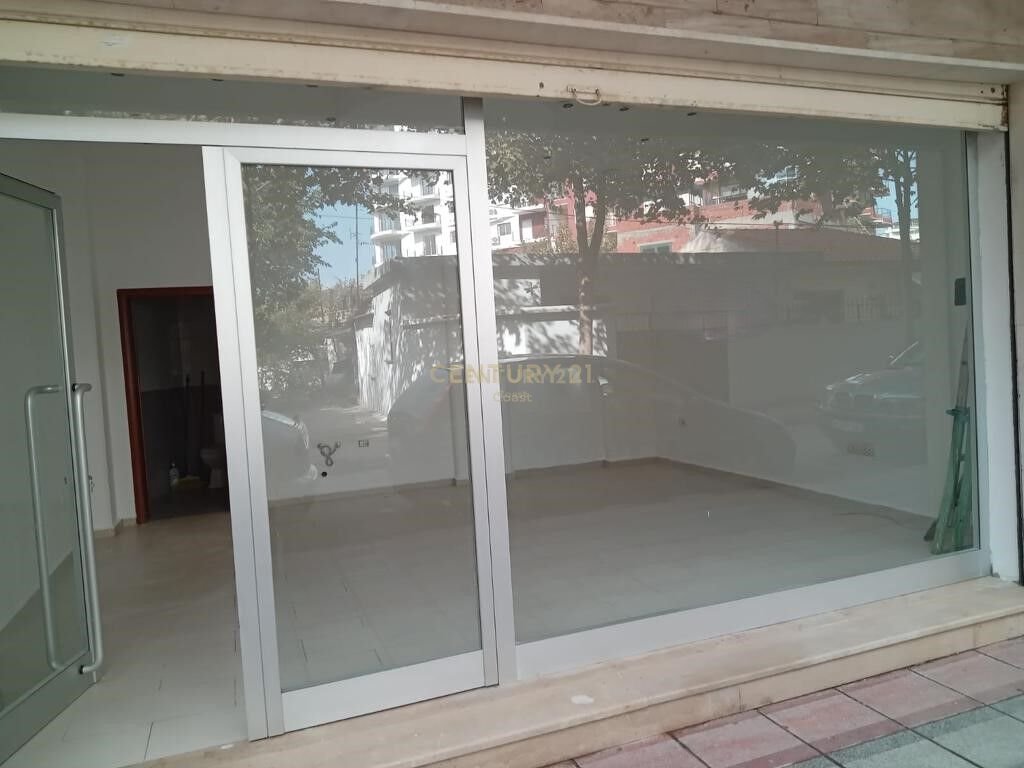 Opportunity / commercial unit for sale with active business, Vlorë.
