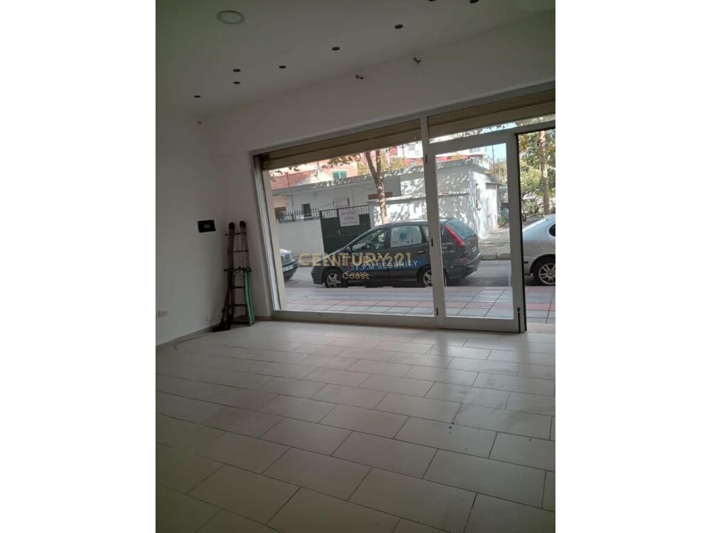 Opportunity / commercial unit for sale with active business, Vlorë.
