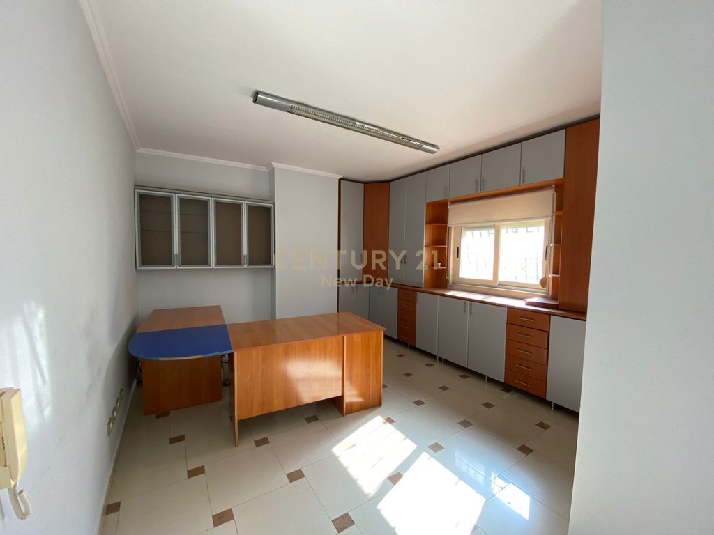 Zyrë me qira në qendër të durrësit – 500€ / 45 m²