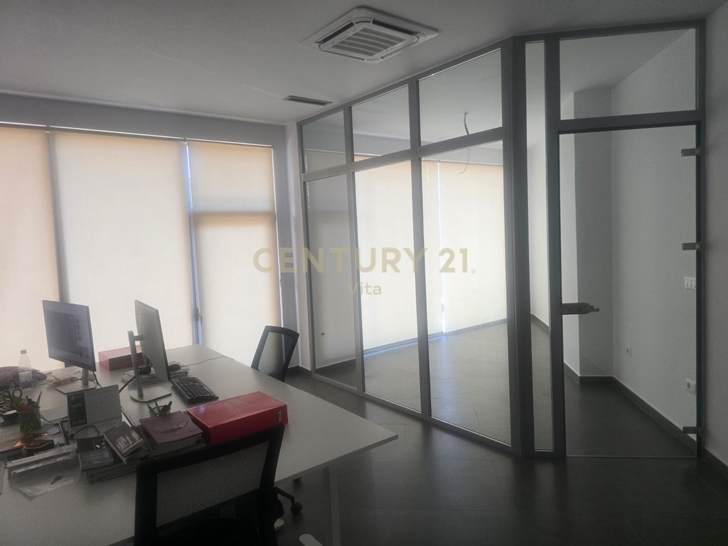 Zyrë me qira në qendër të durrësit – 500€ / 45 m²