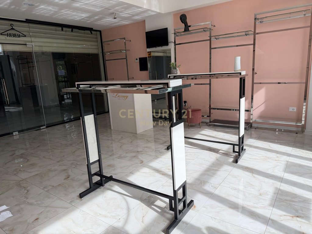 Zyrë me qira në qendër të durrësit – 500€ / 45 m²