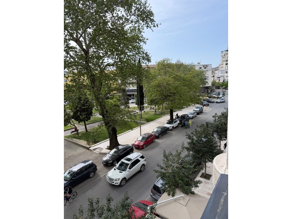 Zyrë me qira në qendër të durrësit – 500€ / 45 m²