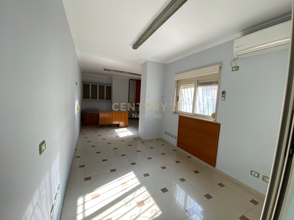 Zyrë me qira në qendër të durrësit – 500€ / 45 m²