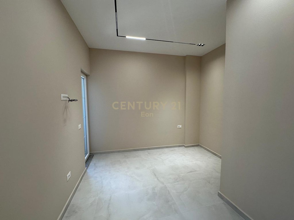 Zyrë me qira në qendër të durrësit – 500€ / 45 m²
