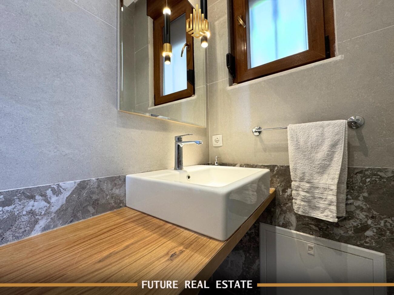 Maison à vendre – Exclusive – Prishtinë – Velani – Vue sur le centre-ville