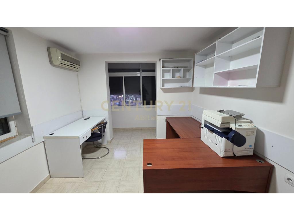 Escritório para alugar – 21 dhjetori, ao lado da estrada principal!