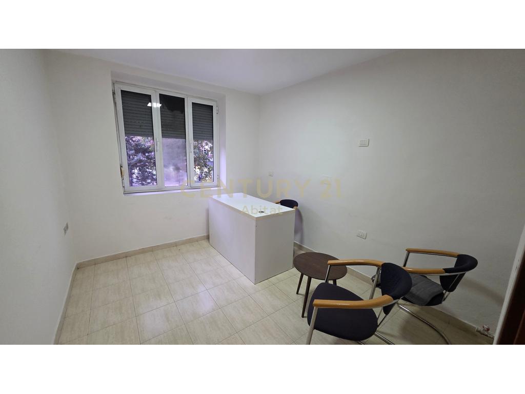 Ufficio in affitto – 21 dhjetori, accanto alla strada principale!
