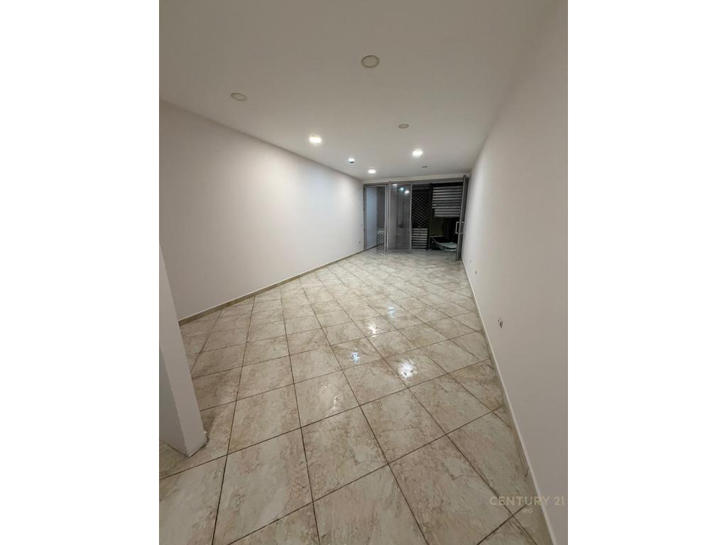 Ufficio in affitto – 21 dhjetori, accanto alla strada principale!