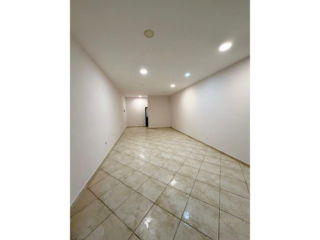 Ufficio in affitto – 21 dhjetori, accanto alla strada principale!