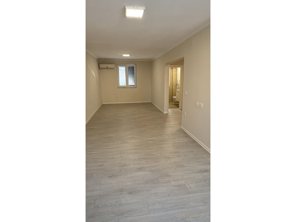 Ufficio in affitto – 21 dhjetori, accanto alla strada principale!