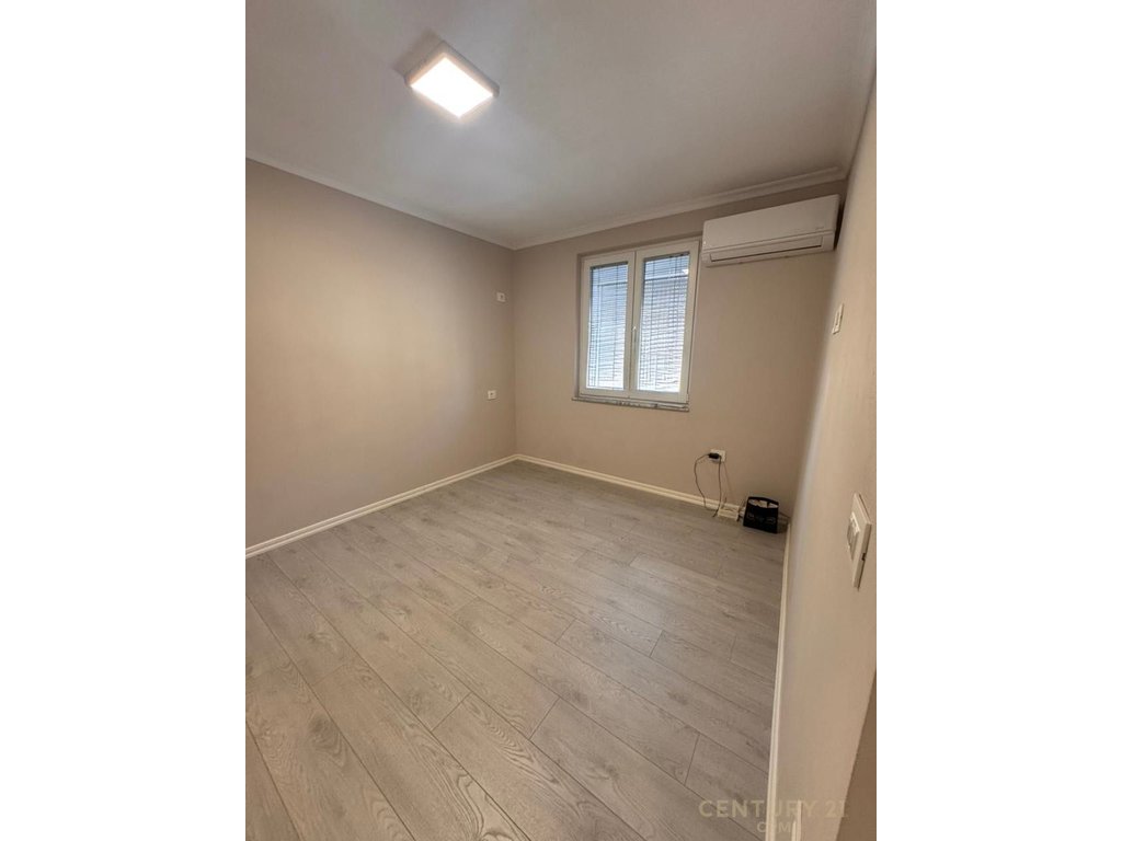 Ufficio in affitto – 21 dhjetori, accanto alla strada principale!