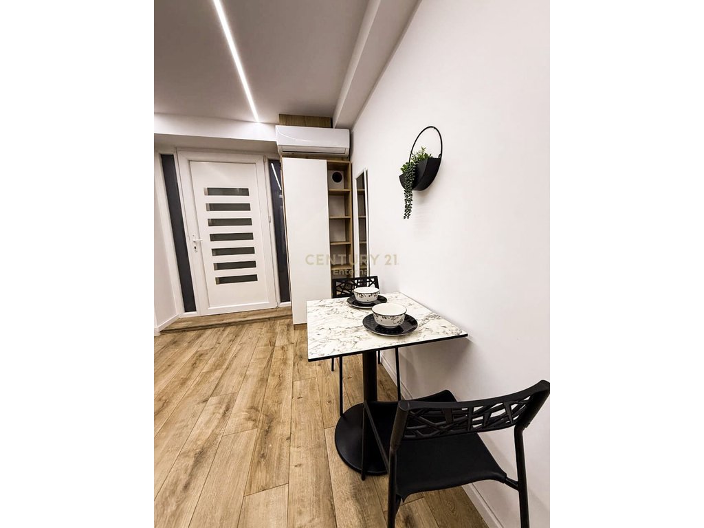 Ufficio in affitto – 21 dhjetori, accanto alla strada principale!