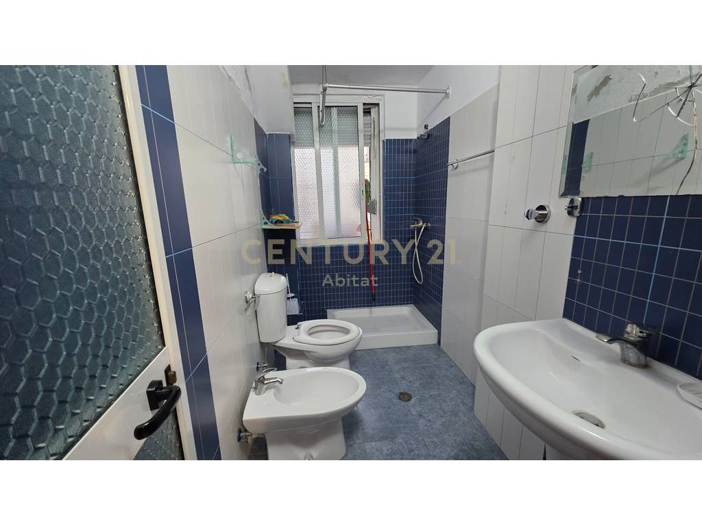 Ufficio in affitto – 21 dhjetori, accanto alla strada principale!