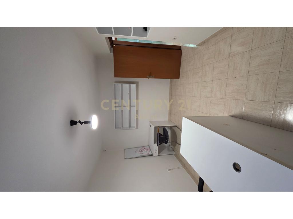 Ufficio in affitto – 21 dhjetori, accanto alla strada principale!