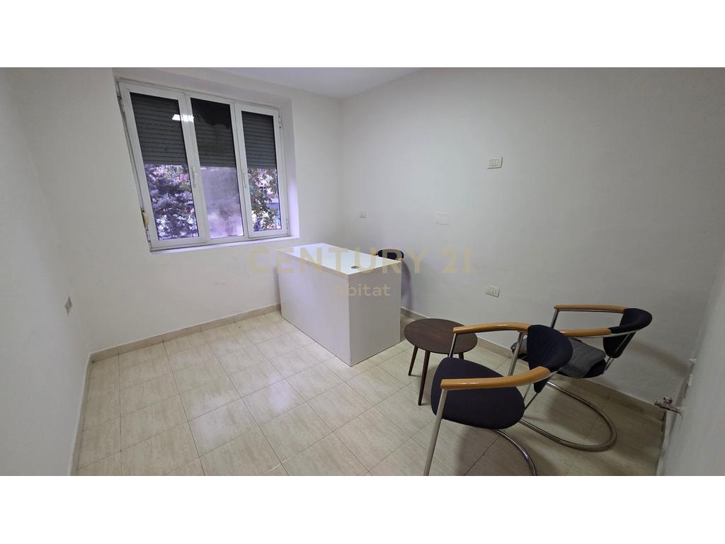 Ufficio in affitto – 21 dhjetori, accanto alla strada principale!