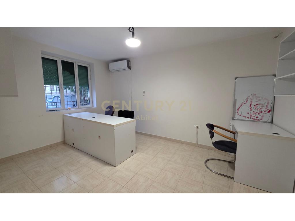 Ufficio in affitto – 21 dhjetori, accanto alla strada principale!