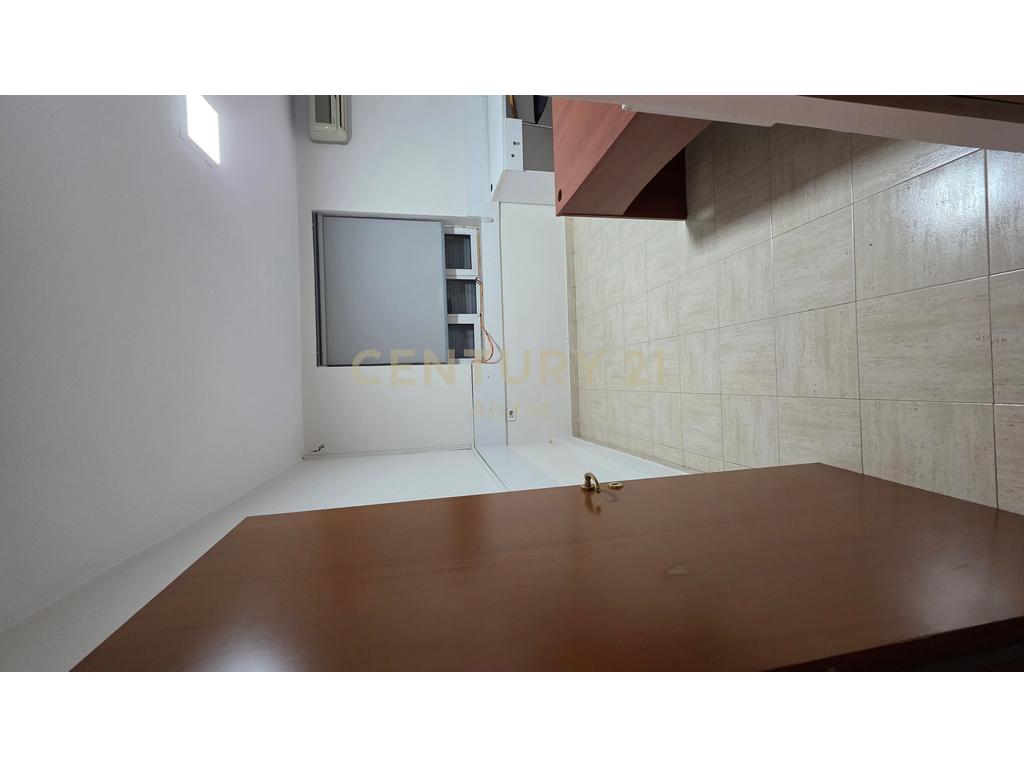 Ufficio in affitto – 21 dhjetori, accanto alla strada principale!