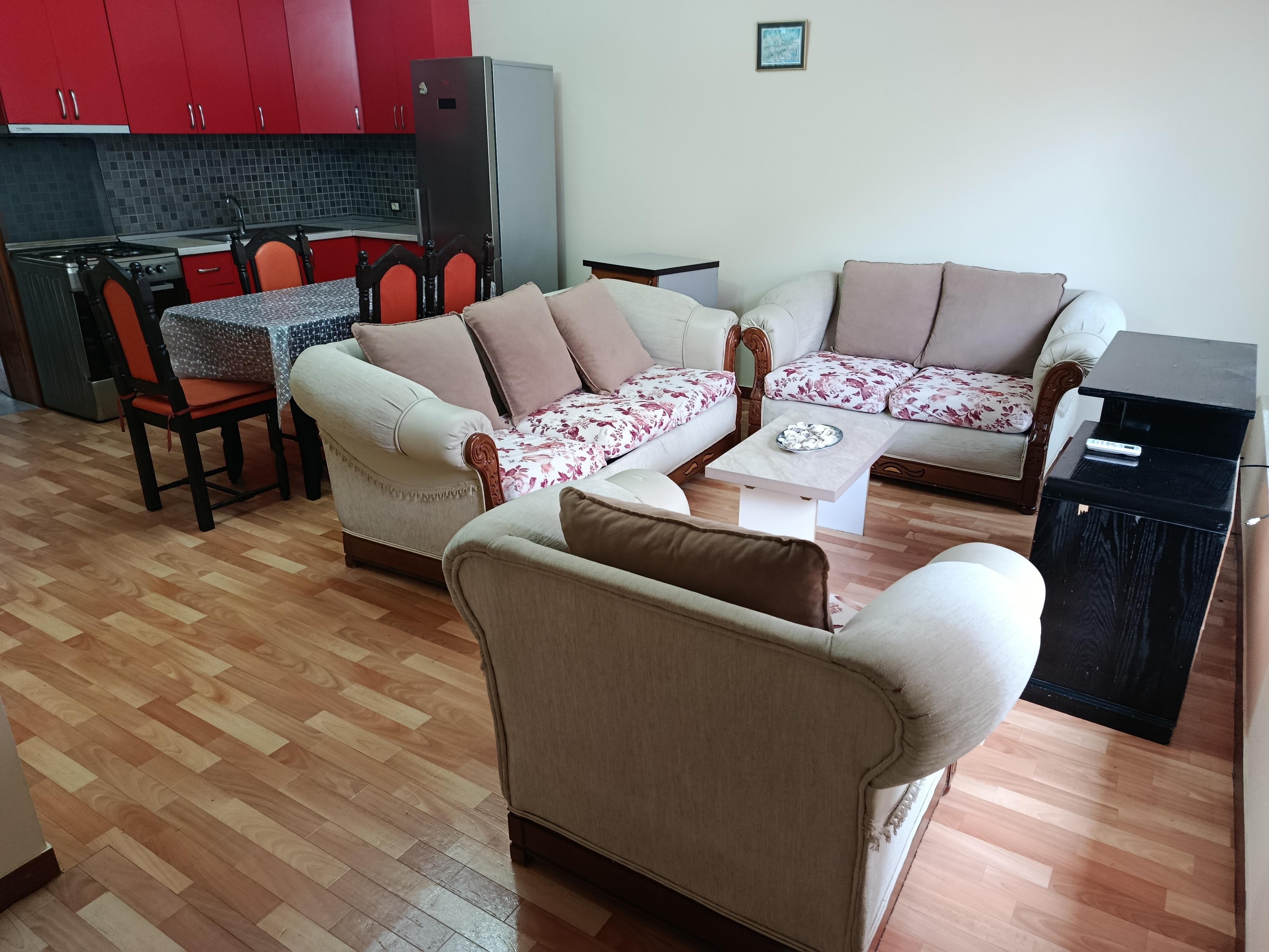 Qera | shtëpi private 2 + 1 | kodra e priftit | 370 €/muaj