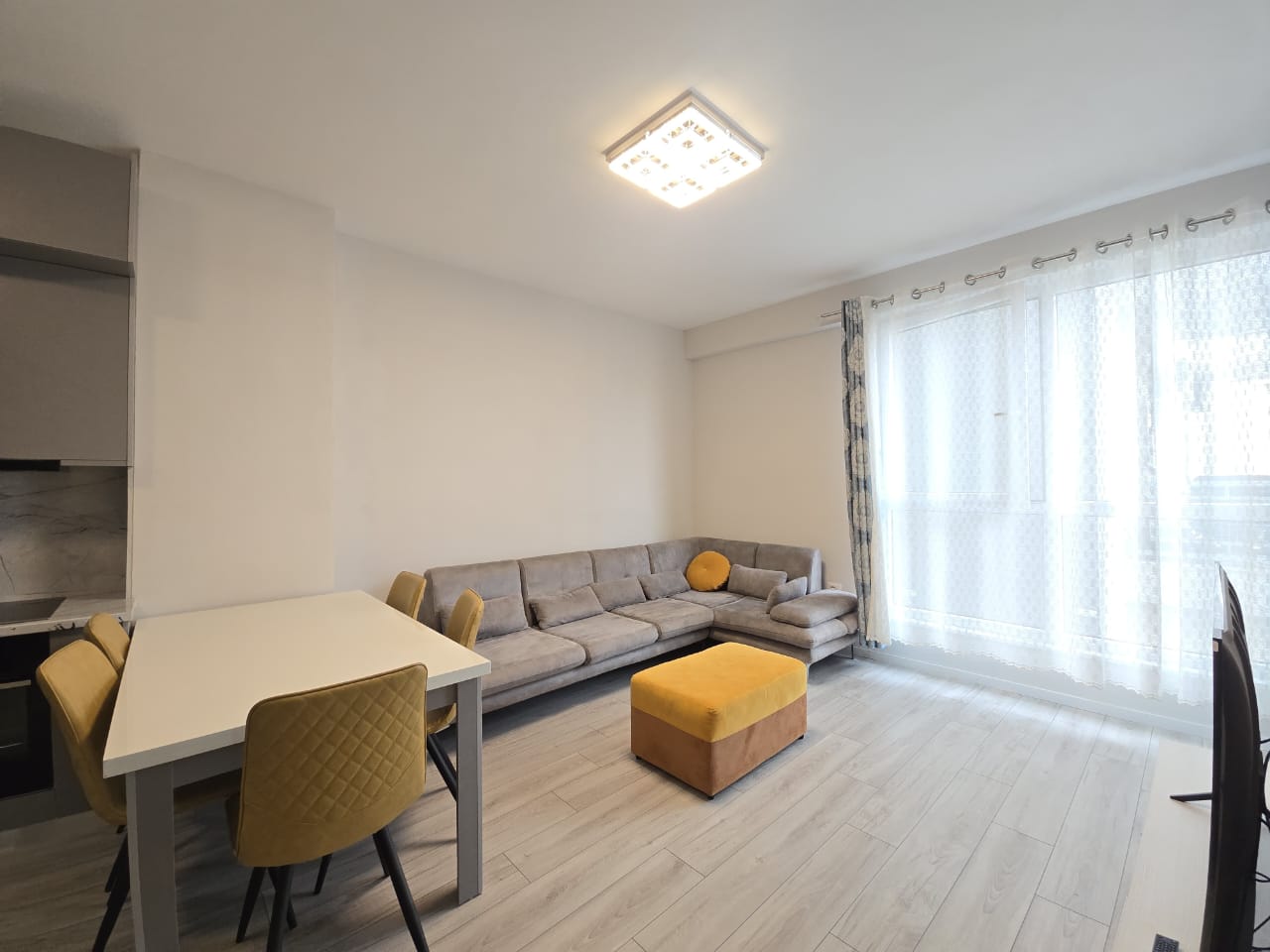 Aluguel | apartamento 1 + 1 | Komuna e Parisit | €730/mês