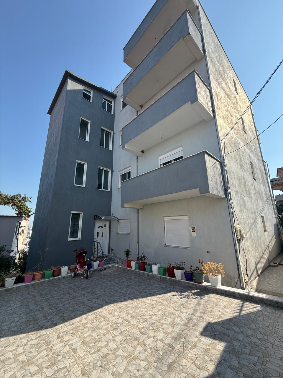 Vila à venda próxima à zona do hospital durres