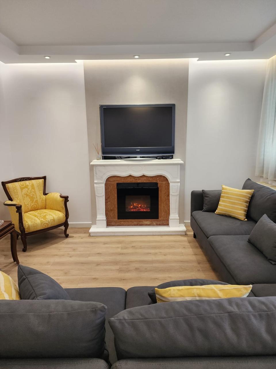 Zu mieten triplex + 2 garagen, zogu villa, durres