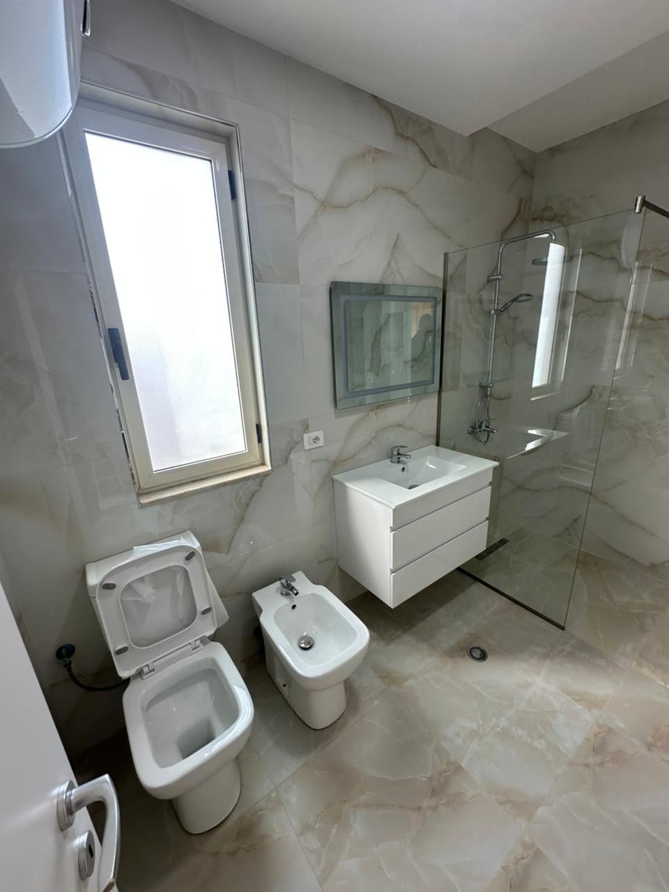 Appartement à vendre 3+1, branche de police, durres.
