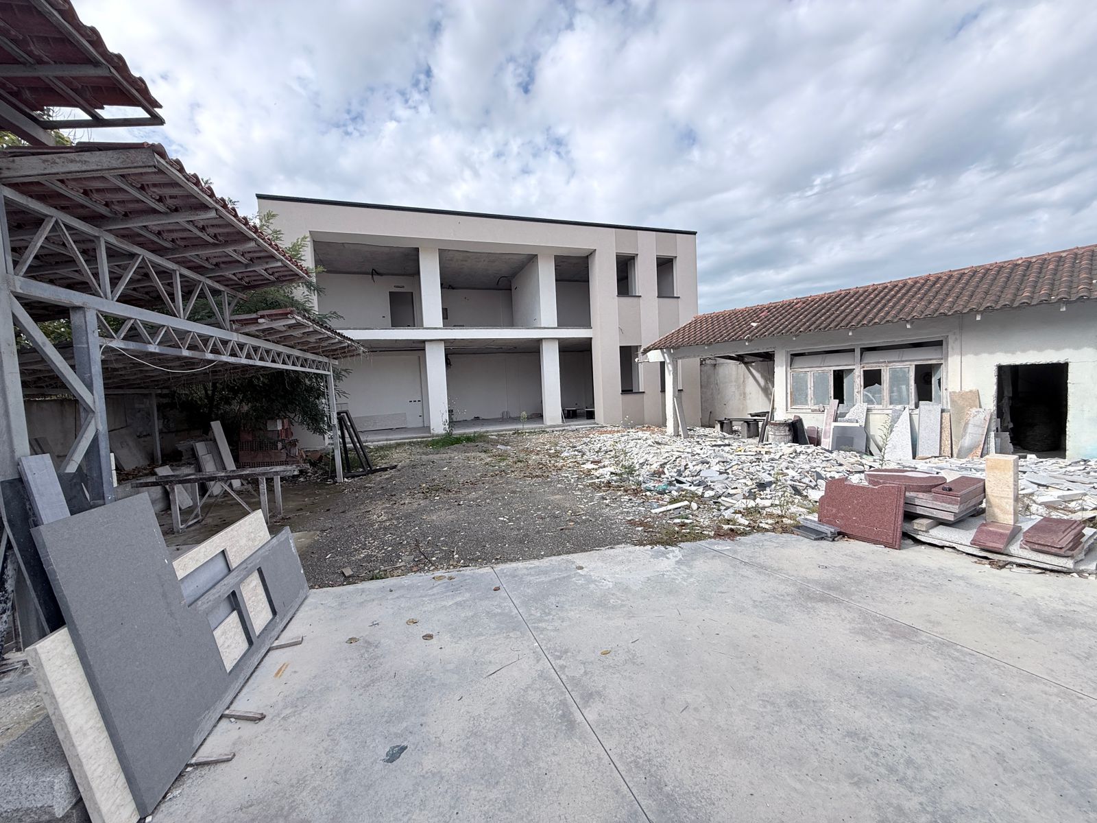 Shitet kapanon shijak durres (3)