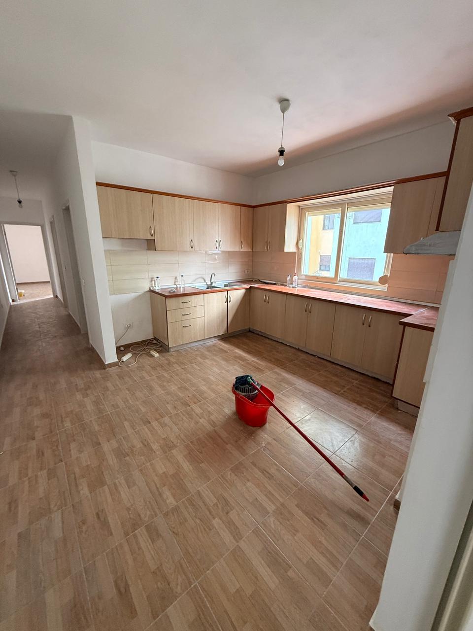 Appartement à vendre 2+1+2 près de l'ancien rayon, durres
