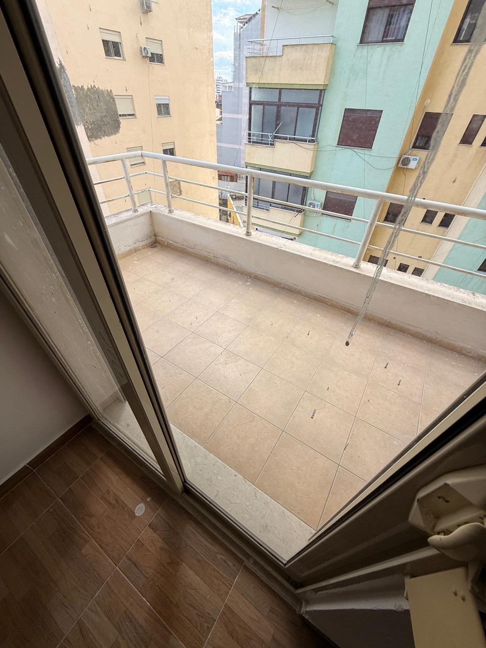 Appartement à vendre 2+1+2 près de l'ancien rayon, durres