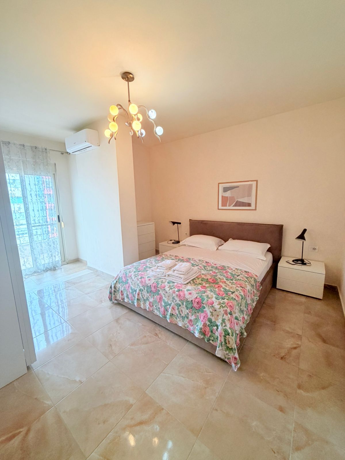 Piso en venta 3+1+2 cerca del antiguo distrito de policía, durres