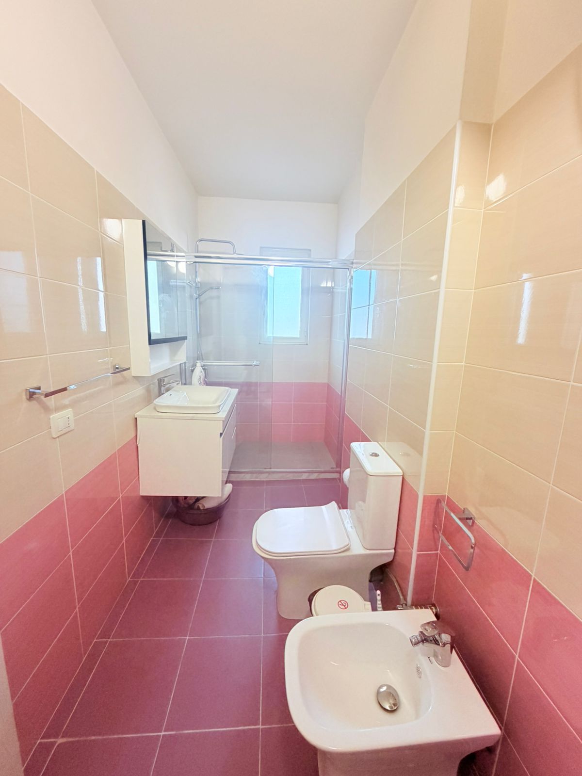 Piso en venta 3+1+2 cerca del antiguo distrito de policía, durres