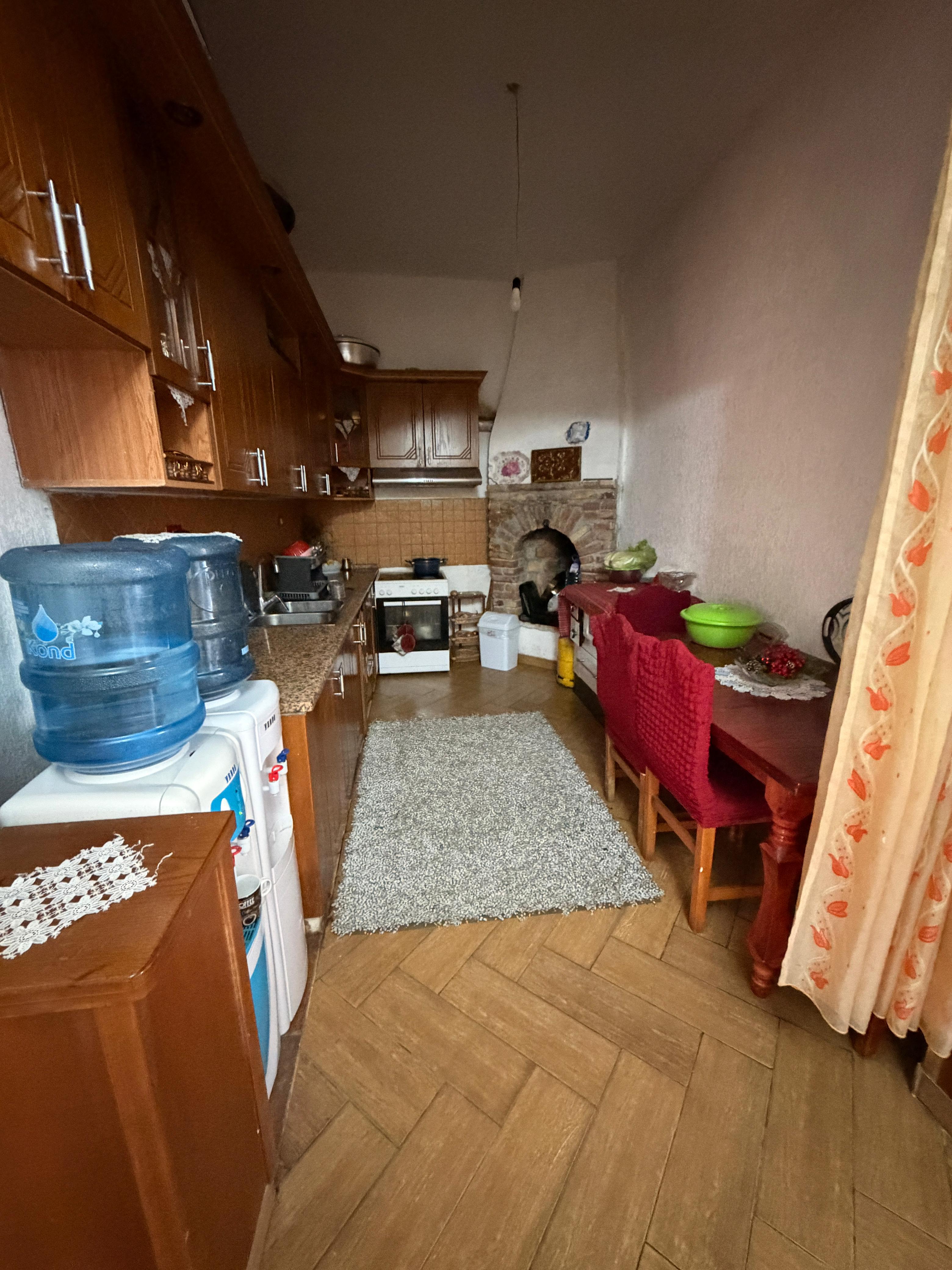 Prédio de 2 andares à venda na zona de nishtulla, durres