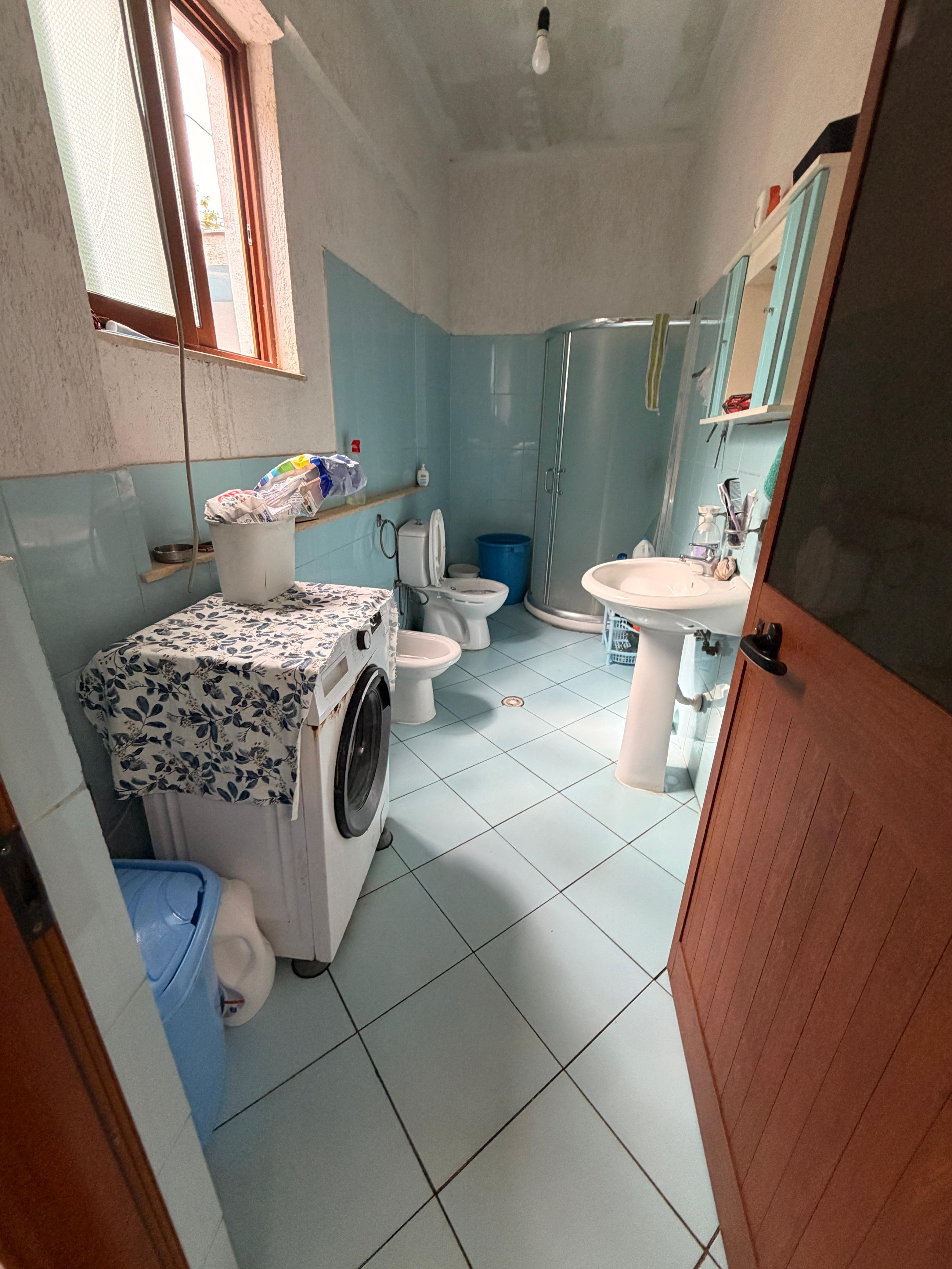 Prédio de 2 andares à venda na zona de nishtulla, durres