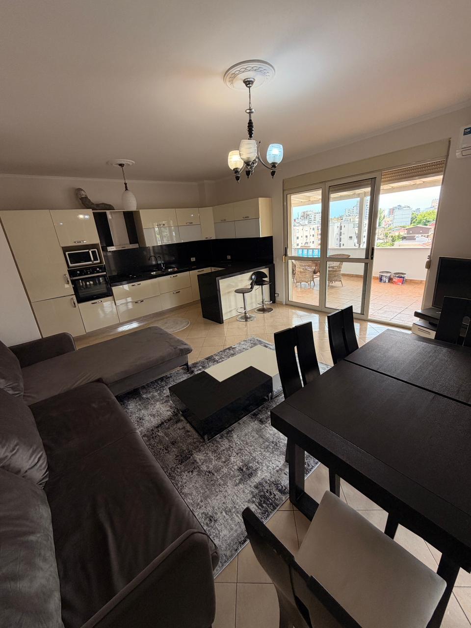Shitet apartament 3+1+2 prane muzeut te deshmoreve, durres