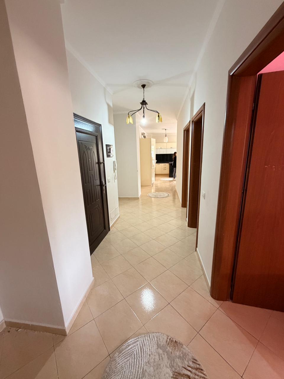Shitet apartament 3+1+2 prane muzeut te deshmoreve, durres