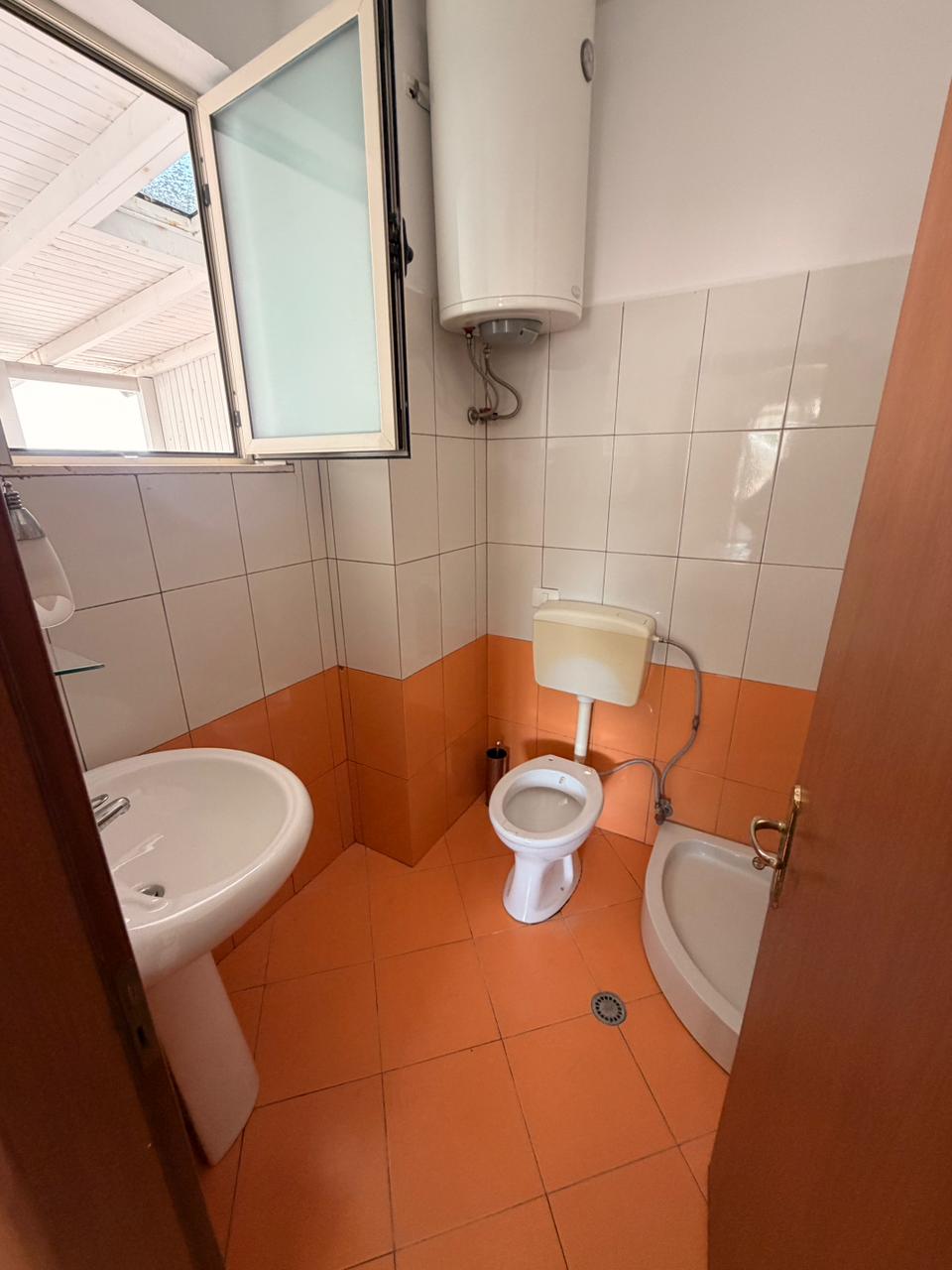 Shitet apartament 3+1+2 prane muzeut te deshmoreve, durres