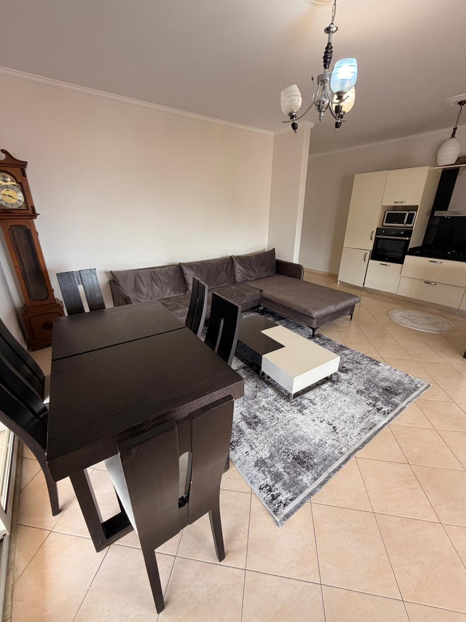 Shitet apartament 3+1+2 prane muzeut te deshmoreve, durres