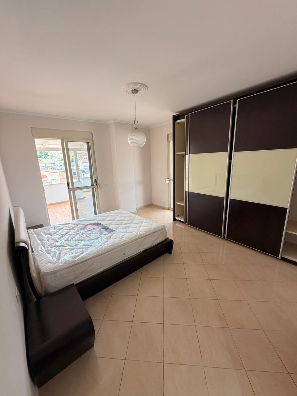 Shitet apartament 3+1+2 prane muzeut te deshmoreve, durres