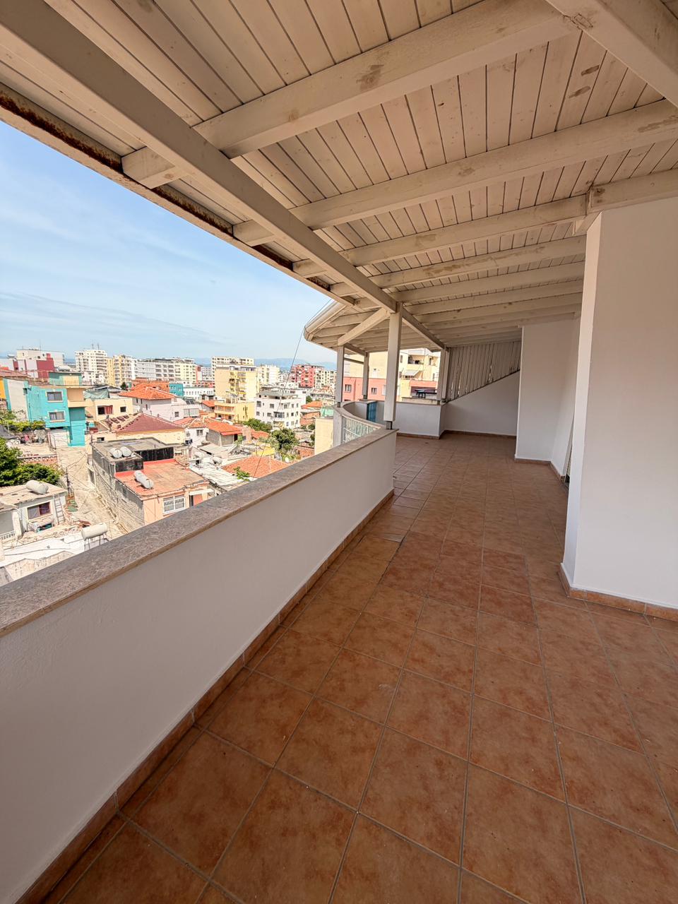 Shitet apartament 3+1+2 prane muzeut te deshmoreve, durres