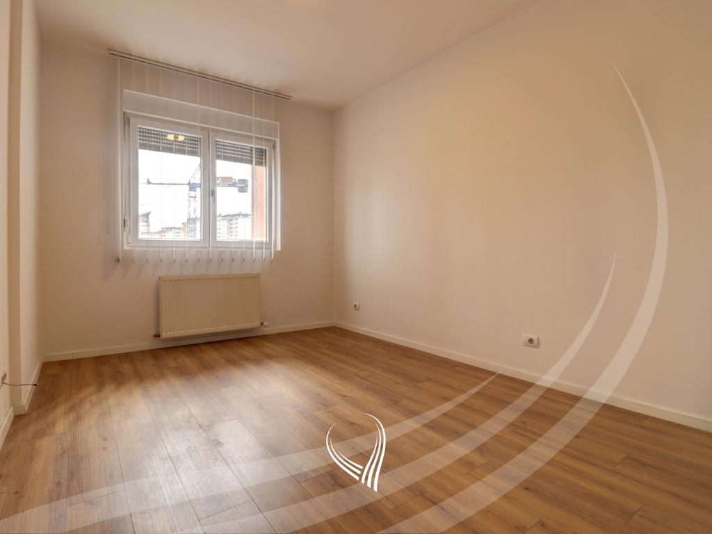 Escritório com 3 salas de trabalho para alugar no bairro Arbëria – Dragodan (4)