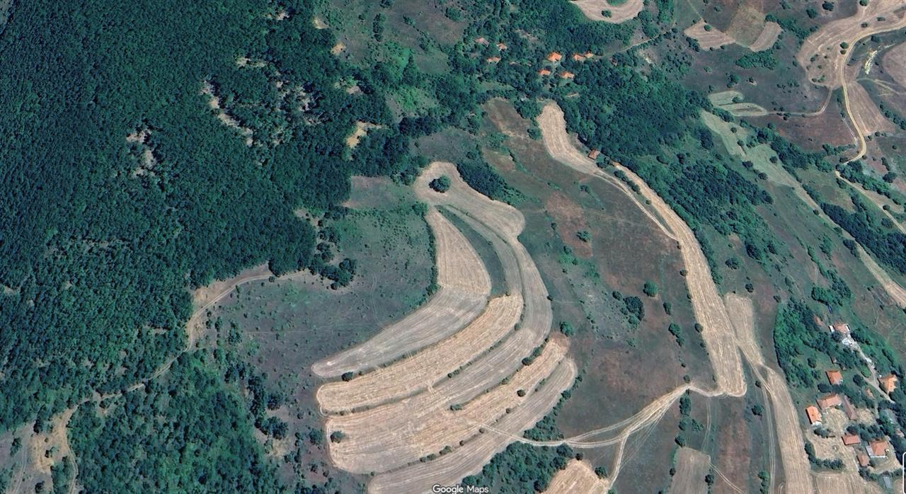 Shiten 4 hektarë e 7 ari tokë në carefc komuna e novobërdës